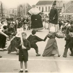 Reuzen in Eeklo tijdens bevrijdingsstoet in 1945