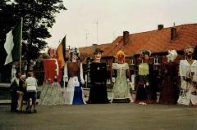 Reuzen op stap tijdens de reuzenstoet 2 juni 1979