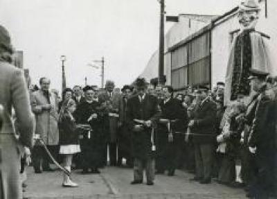 Opening van de gerenoveerde straten in aanwezigheid van Pastoor Munte 