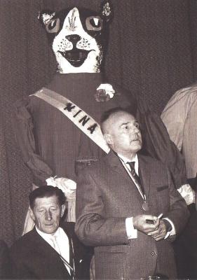 Reus Mina tijdens de uitreiking van de Erkentelijkheidsmedaille