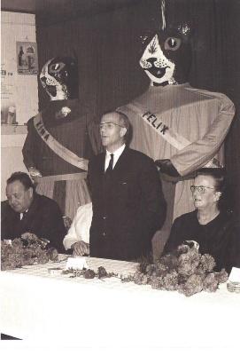 Huldiging leden Feestcomiteit “ De Katte “ 6 augustus 1967 in bijzijn van de reuzen Felix en Mina 