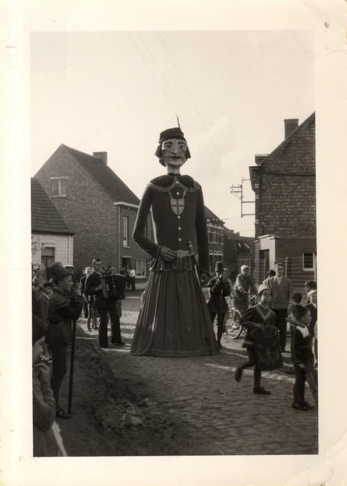 Reus van den Akker op stap in den wijk Den Akker