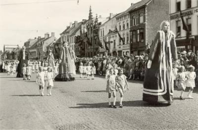 Reuzen tijdens bevrijdingsstoet in Eeklo