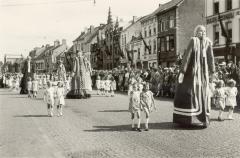 Reuzen tijdens bevrijdingsstoet in Eeklo