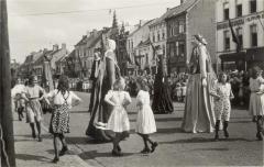 Reuzen tijdens bevrijdingsstoet in Eeklo