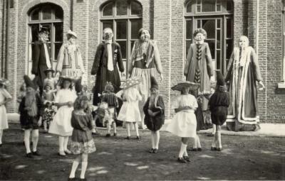 Reuzen in Eeklo tijdens bevrijdingsstoet in 1945