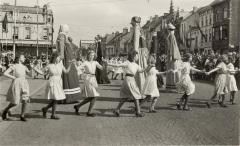 Reuzen tijdens bevrijdingsstoet op 21/07/1945 in Eeklo