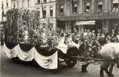 Bevrijdingsstoet op 21/07/1945 in Eeklo 