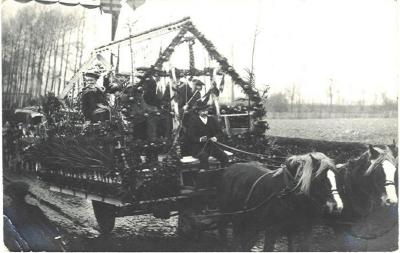 Praalwagen bij plechtige inhuldiging pastoor Masier, Bassevelde 1914