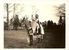 Jeanne d'Arc voor de stoet in Bassevelde, 1914