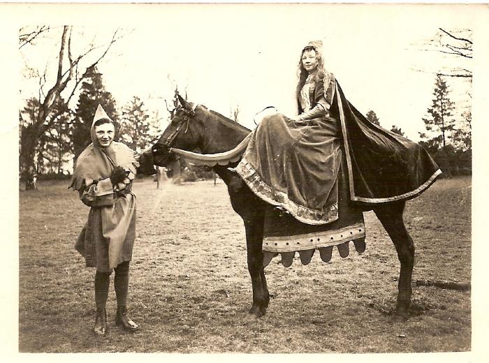 Margaretha van den Elzas klaar voor de stoet in Bassevelde, 1914