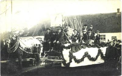 Praalwagen in de plechtige inhuldigingsstoet voor pastoor Masier, Bassevelde 1914