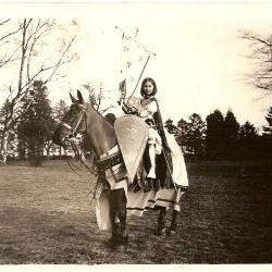 Jeanne d'Arc voor de stoet in Bassevelde, 1914