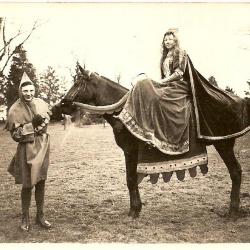 Margaretha van den Elzas klaar voor de stoet in Bassevelde, 1914