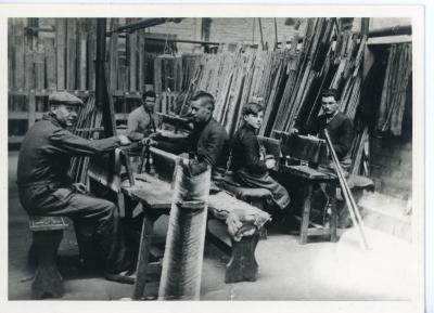 Schoonmaken van de kammen van de weefgetouwen