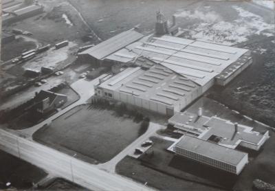 Luchtfoto van meubelfabriek Van Deputte aan de Zeelaan