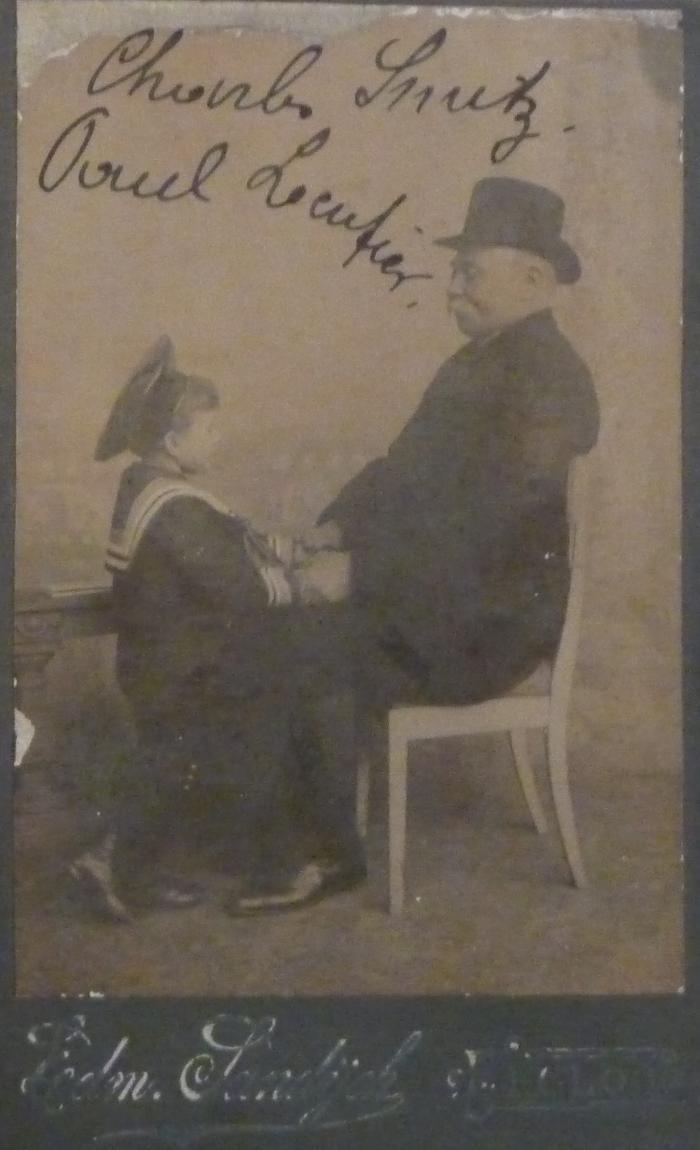 Een fiere opa en zijn kleinzoon