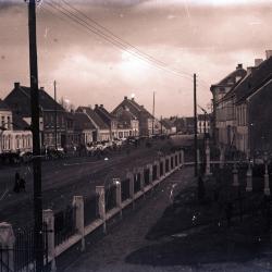 Foto van een boer met een mestkar getrokken door 2 paarden