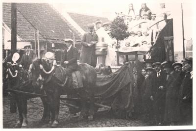 Foto van festivalkar getrokken door twee paarden