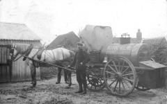 Foto van Louis de Caluwé met zijn petroleumkar