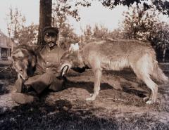 Foto van een man met twee honden