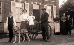 Familie met hondenspan