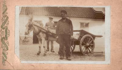 Potretfoto van twee mannen met een kar