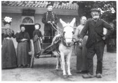 Potretfoto van zes personen met een kar