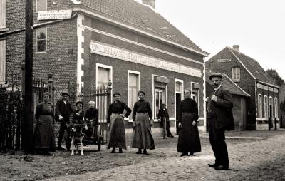 Portretfoto van negen mensen 