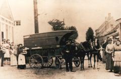 Foto van een paard en kar op een plein