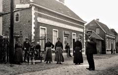 Portretfoto van negen mensen 