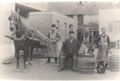 Foto van brouwer Van Bastelaere en zijn knechten