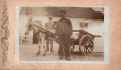 Potretfoto van twee mannen met een kar