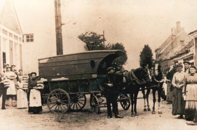 Foto van een paard en kar op een plein