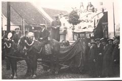 Foto van festivalkar getrokken door twee paarden