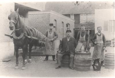Foto van brouwer Van Bastelaere en zijn knechten
