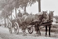 Twee militairen op een kar getrokken door twee paarden