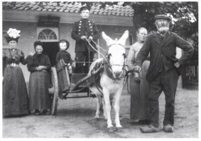 Potretfoto van zes personen met een kar