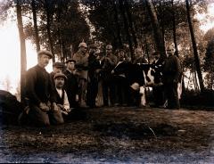 Foto van veldwachters, boeren en een koe