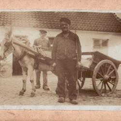 Twee militairen op een kar getrokken door twee paarden