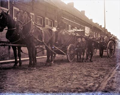 Portretfoto van zeven mensen op twee karren