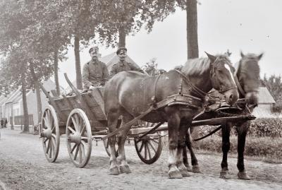 Twee militairen op een kar getrokken door twee paarden