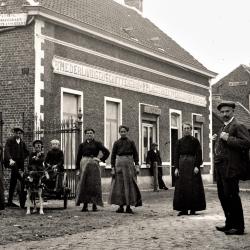 Foto van 6 melkkarren getrokken door honden en paarden