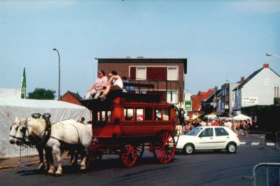 Foto van koets getrokken door twee paarden op de safarkensmarkt